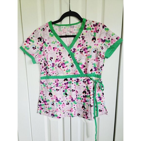 Koi XS by Kathy Peterson Scrub Top Women's Short Sleeve Pink Green Hearts - Picture 1 of 9